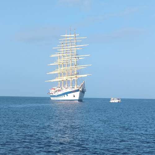 Segeln durch Bucht von Fort de France in ruhige Ankerbucht, über Nacht hat Royal Star Clipper hinter uns den Anker geworfen.